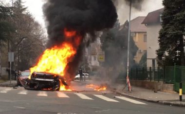 Tronditet Beogradi, një veturë në lëvizje shpërthen afër një shkolle (Video)