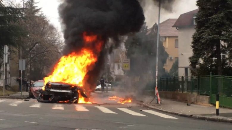 Tronditet Beogradi, një veturë në lëvizje shpërthen afër një shkolle (Video)