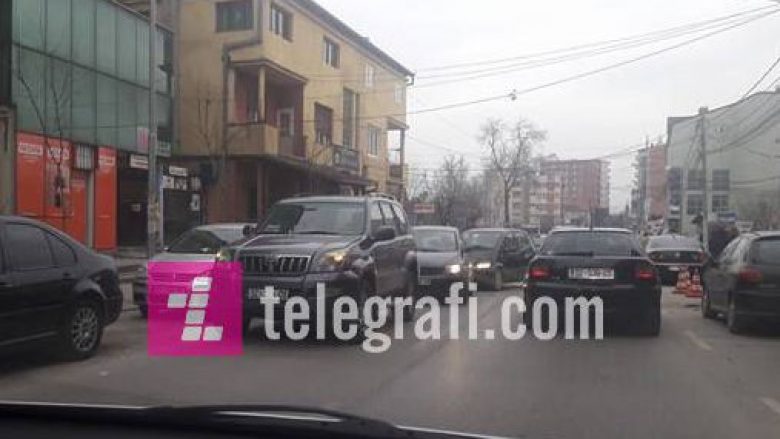 Në ditë vikendi vetura “3Z”  bllokon “zyrtarisht” rrugën në qendër të Vushtrrisë (Video)