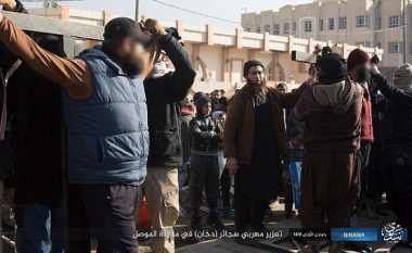 Fanatikët e ISIS-it kryqëzojnë dy burra, shkak cigaret (Foto)