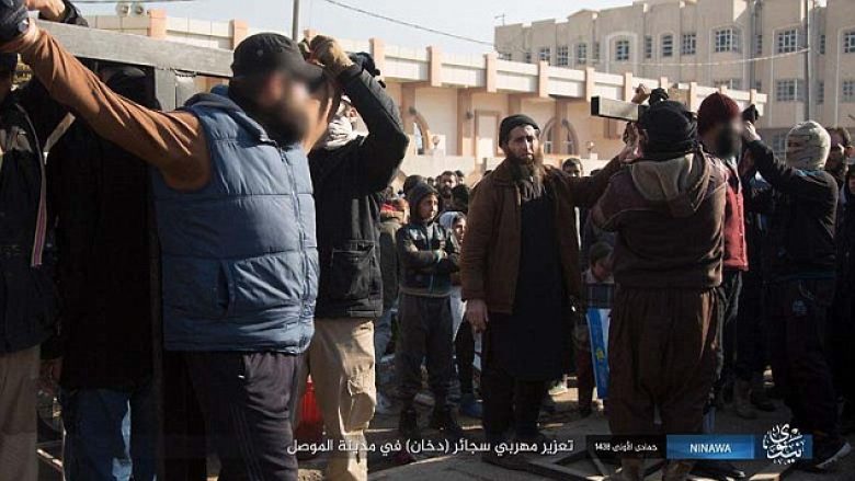 Fanatikët e ISIS-it kryqëzojnë dy burra, shkak cigaret (Foto)