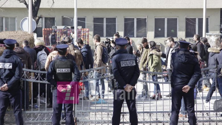 Dhjetë të arrestuar, shtatë studentë lëndohen nga gazi lotsjellës (Foto)