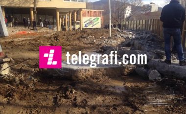 Përfundojnë punimet tek muri në Mitrovicë, këto janë pamjet pas rrënimit (Foto/Video)