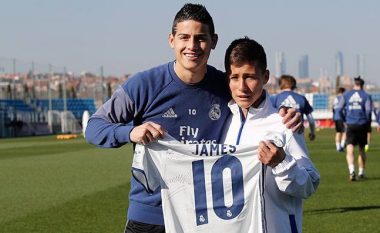 Johan i njohur si ‘Engjëlli’ nga ndihma për të mbijetuarit e Chapecoenses, takoi yjet e Real Madridit (Foto/Video)