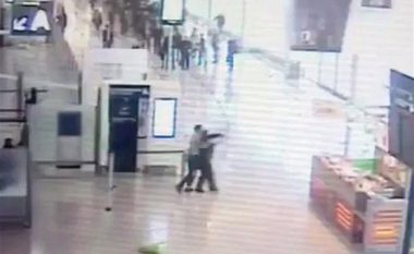 Xhihadisti sulmon ushtaren franceze në aeroport, qëllohet për vdekje nga dy ushtarë tjerë (Video, +18)
