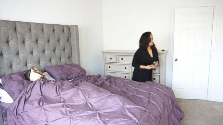 Shtiret kinse është në shtrat me një mashkull tjetër, partneri i saj vrapon me thikë në dorë (Video)