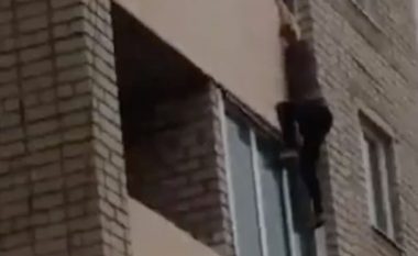 Qëndronte e varur në ballkonin e katit të katërt duke kërkuar ndihmë, kalimtarët qeshnin dhe e filmonin me telefon (Foto/Video)