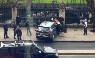 Kaos i paparë dhe të shtëna armësh në Londër: Sulmuesi shkel me veturë 12 persona dhe niset me thikë në Parlamentin britanik (Foto/Video)