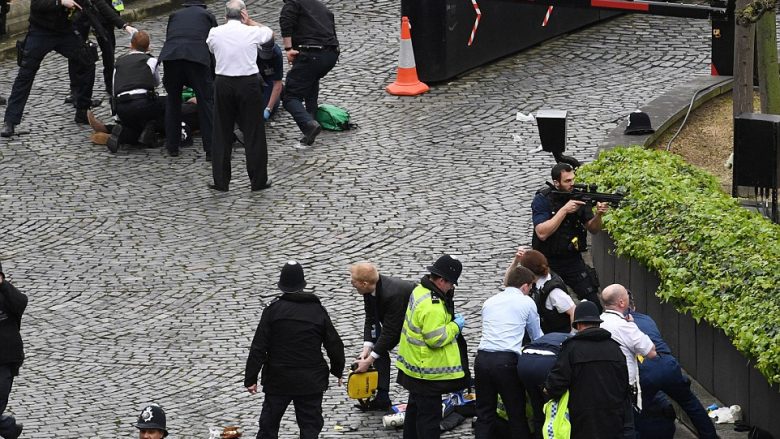 Vdes një grua pas sulmit në Londër