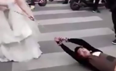 Dhëndri e lë nusen të pres në altar, ajo i hakmerret duke e tërhequr zvarrë me zinxhirë nëpër qytet (Foto/Video)