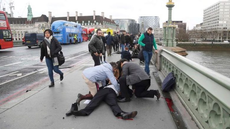 Pamje rrëqethëse të personave të përgjakur në Londër, të cilët u shkelën me veturë nga sulmuesi (Foto/Video, +16)