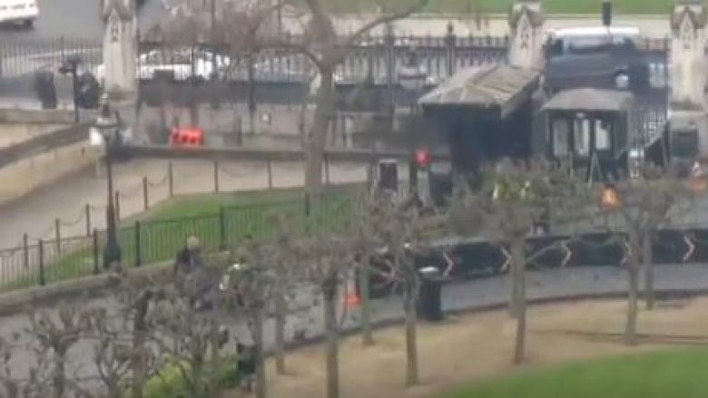 Shfaqet në internet një tjetër video e momentit kur policia qëllon sulmuesin në Londër (Video)