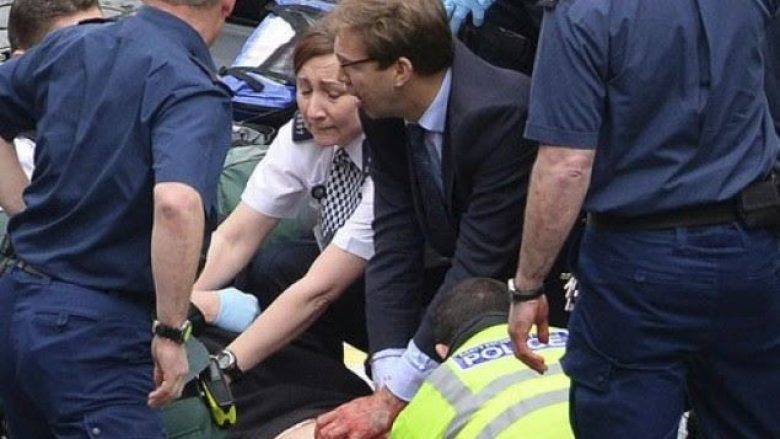 Sekretari britanik Tobias Ellwood provoi t’ia shpëtojë jetën policit (Foto)