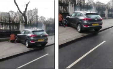 Momenti rrëqethës kur sulmuesi i Londrës shkelë me veturë dy persona, të cilët mbesin nën rrota të mbuluar në gjak (Foto/Video, +18)