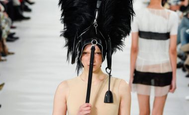 Trendi i ri i modës: Vendosja e çantës së dorës në kokë! (Foto)