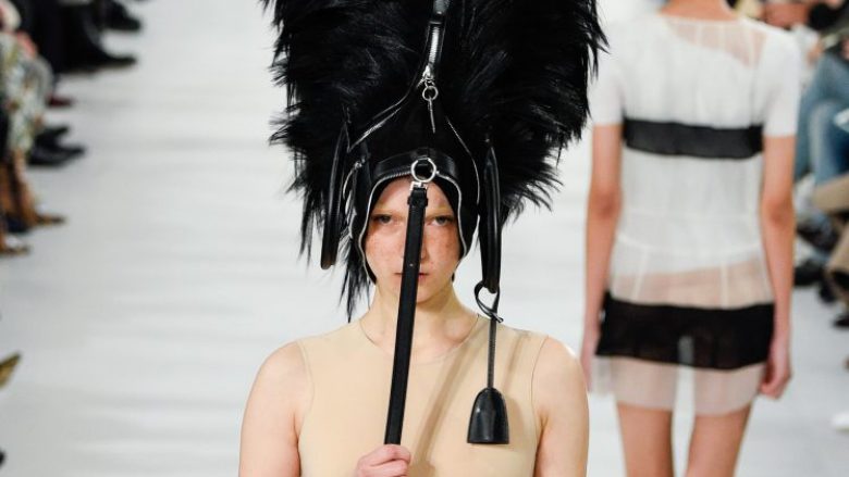 Trendi i ri i modës: Vendosja e çantës së dorës në kokë! (Foto)