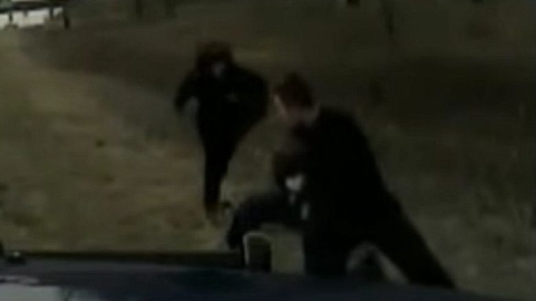 Polici sulmohet në autostradë nga dy vëllezër, në ndihmë i dalin dy burra që i “neutralizojnë” sulmuesit (Foto/Video)