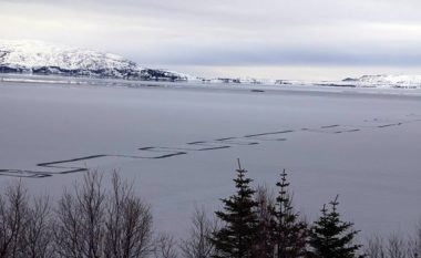 Misteri i liqenit islandez, gjatë natës është shfaqur diçka që ka habitur edhe shkencëtarët (Foto)