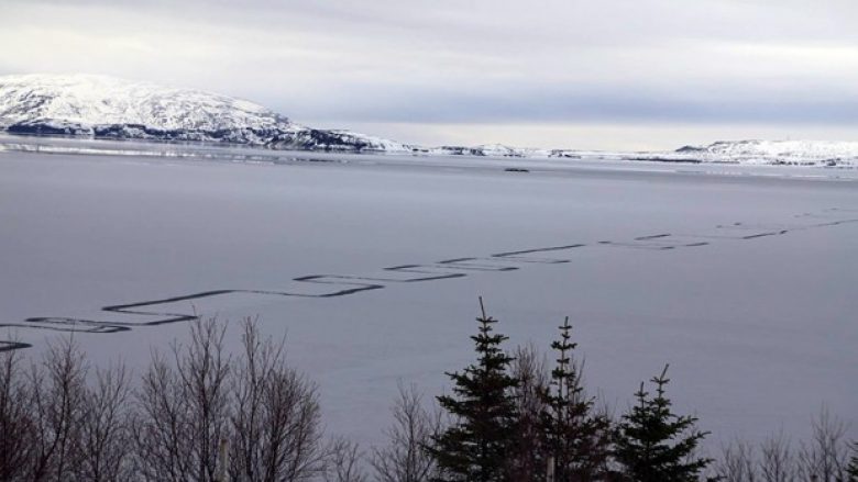 Misteri i liqenit islandez, gjatë natës është shfaqur diçka që ka habitur edhe shkencëtarët (Foto)