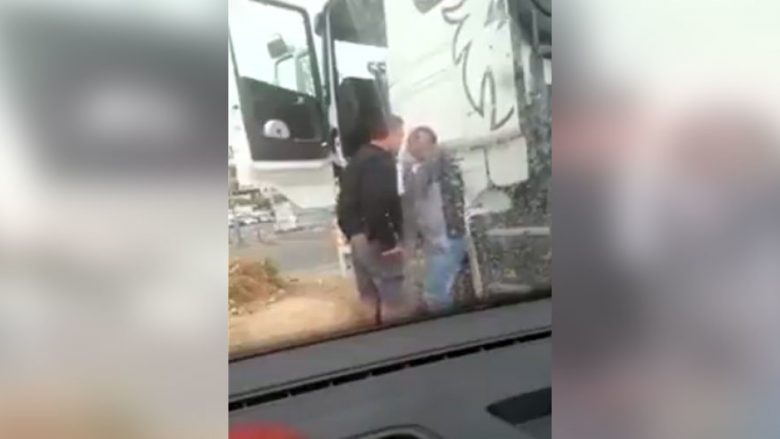 Polici izraelit rrah shkelma e grushta palestinezin (Video, +18)