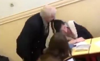 Nxënësen e zë gjumi në orë të mësimit, arsimtari ia kafshon flokët për ta zgjuar (Foto/Video)