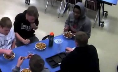 I mbetet ushqimi në fyt dhe fillon të ngulfatet, shoku i klasës përdor një metodë interesante për t’ia shpëtuar jetën (Foto/Video)