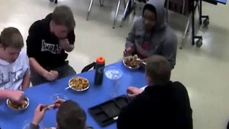 I mbetet ushqimi në fyt dhe fillon të ngulfatet, shoku i klasës përdor një metodë interesante për t’ia shpëtuar jetën (Foto/Video)