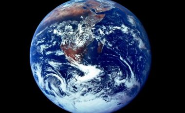 Çfarë do të ndodhte nëse Toka do të rrotullohej në anën e kundërt? (Video)