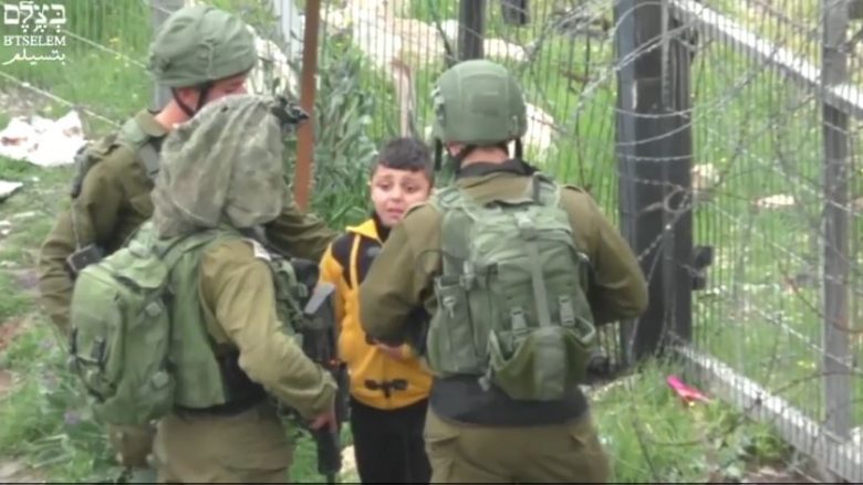 Ushtarët izraelitë tmerrojnë fëmijën palestinez që kishte humbur lodrën e tij (Video, +18)