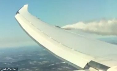 Momente rrëqethëse krahu i djathtë i aeroplani përfshihet nga tymi dhe liron karburantin (Foto/Video)