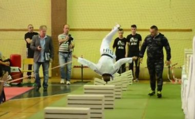 Adoleshenti nga Bosnja futet në librin e rekordeve Guiness, për 35 sekonda thyen me kokë 111 tulla (Video)