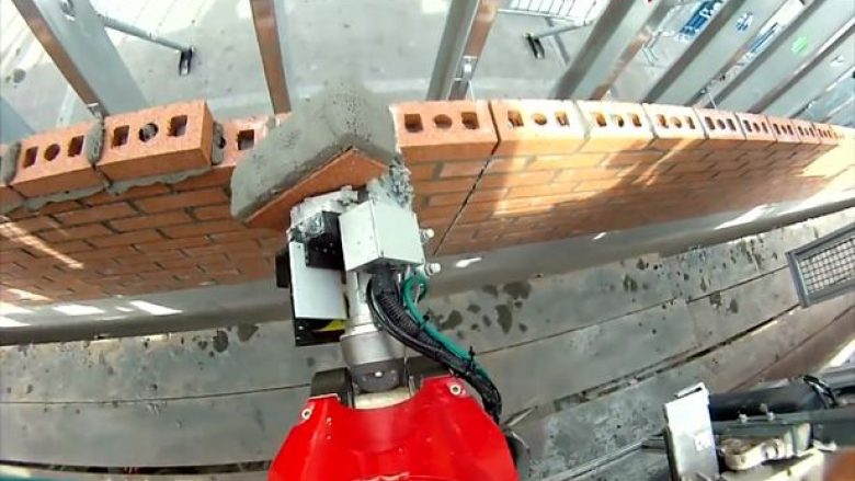 Robotët që murosin tre mijë tulla brenda ditës, pritet t’i zëvendësojnë punëtorët e ndërtimtarisë (Foto/Video)