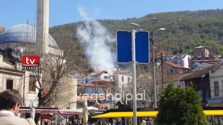 I vihet flaka bredhit, u rrezikua të përfshihet nga zjarri shkolla e Muzikës në Prizren (Foto)