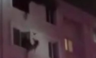 Zjarrfikësi arrin të kap në ajër gruan e cila kërcen nga kati i gjashtë (Foto/Video)