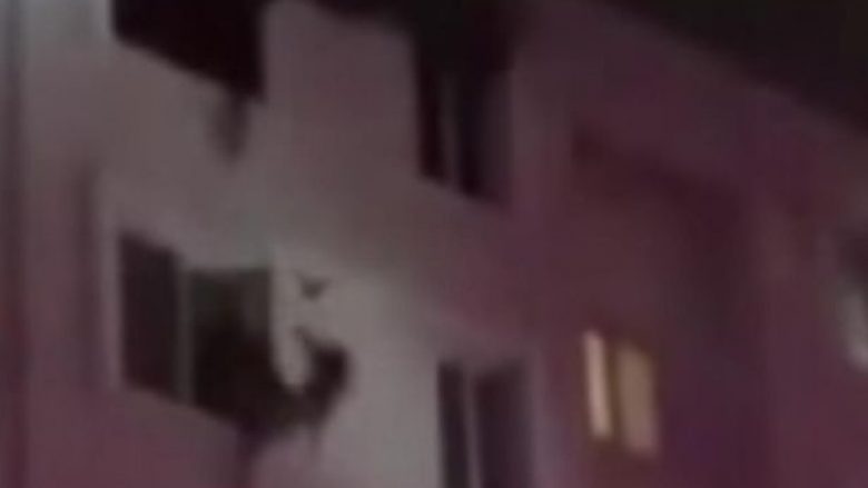 Zjarrfikësi arrin të kap në ajër gruan e cila kërcen nga kati i gjashtë (Foto/Video)
