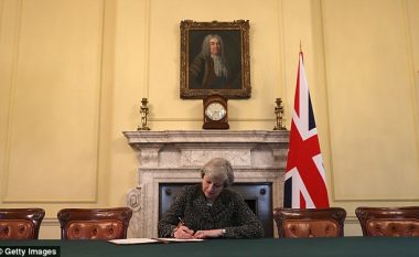 Theresa May nënshkruan letrën për Brukselin, lidhur me Nenin 50 që aktivizon Brexit-in (Foto)