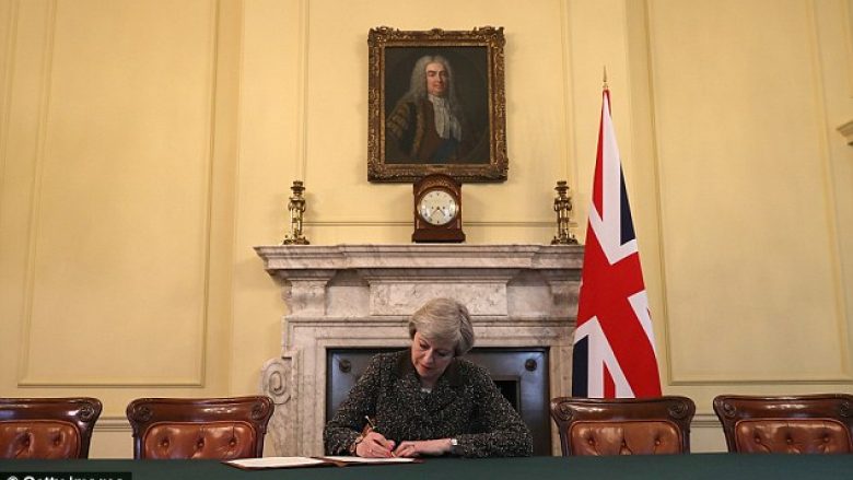 Theresa May nënshkruan letrën për Brukselin, lidhur me Nenin 50 që aktivizon Brexit-in (Foto)