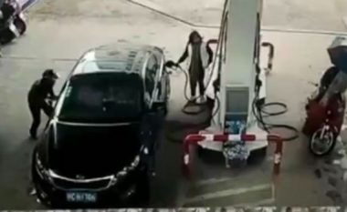 I vjedh gruas çantën nga vetura, dhe bën një gabim të pafalshëm (Video)