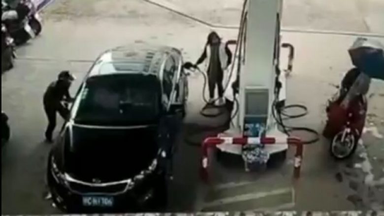 I vjedh gruas çantën nga vetura, dhe bën një gabim të pafalshëm (Video)