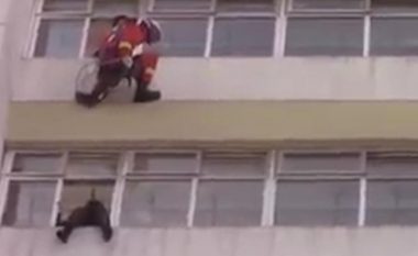 Gruaja tenton të hidhet nga dritarja e apartamentit, shpëtohet mrekullisht (Video)