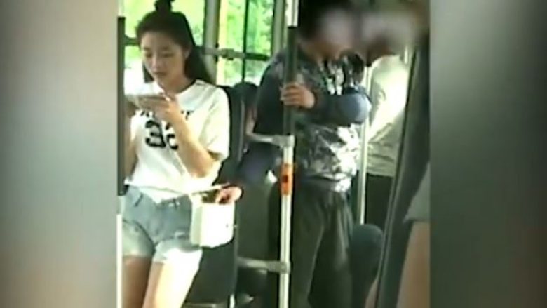 Harrojeni Bruce Lee: Tentoi t’ia vjedh portofolin vajzës në autobus, ajo e bën për spital në stilin Kung Fu (Video, +16)