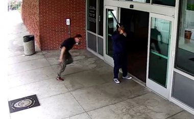 Tentoi të thyente xhamat e stacionit të policisë me shkop bejsbolli, por një polic e “neutralizon” me vetëm një goditje (Foto/Video)