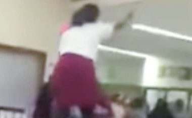 Adoleshentja kërcënonte bashkëmoshataret me thikë në mensën e shkollës, policia e gjuan me revole elektrike (Video, +16)