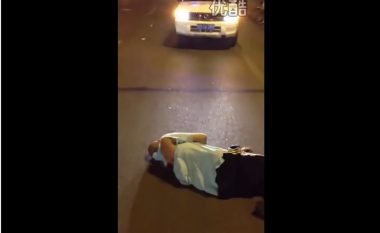 Emigranti tenton të përdhunojë një vajzë në mes të rrugës, qytetarët e bëjnë për spital (Video, +18)