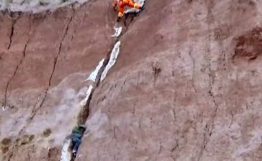 Rrëzohet nga shkëmbi 100 metra i lartë, shpëton mrekullisht duke mbetur i ngujuar në të çarën e shkëmbit (Foto/Video)