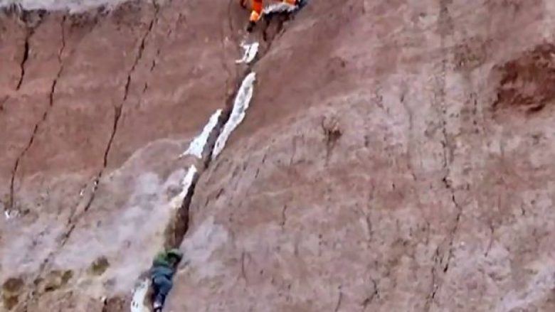 Rrëzohet nga shkëmbi 100 metra i lartë, shpëton mrekullisht duke mbetur i ngujuar në të çarën e shkëmbit (Foto/Video)