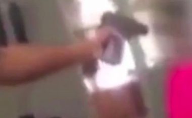 Ia drejton revolen në kokë foshnjës, vetëm pse e pengoi të bisedonte live në Facebook me shoqe (Foto/Video)