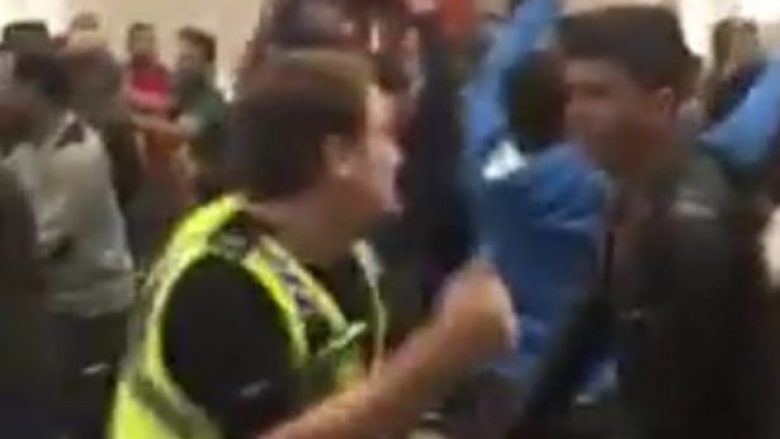 Çekiçë, shufra hekuri, karrige, grushta e shkelma: Policia publikon pamjet e tmerrshme të një rrahje masive në Angli (Foto/Video, +18)