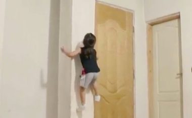 Vogëlushi trevjeçar ngjitet mureve sikur të ishte “njeriu merimangë” (Foto/Video)