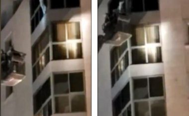 Pesëvjeçarja e varur në ballkon të katit të shtatë shpëtohet nga zjarrfikësit (Video)